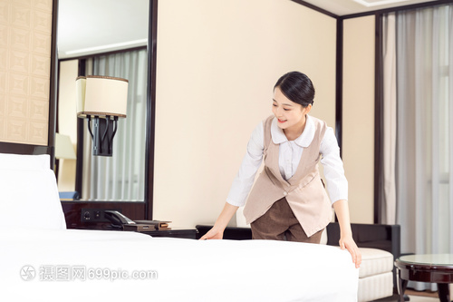 精于細節，始于床鋪 酒店管理中保潔員鋪床的藝術與規范